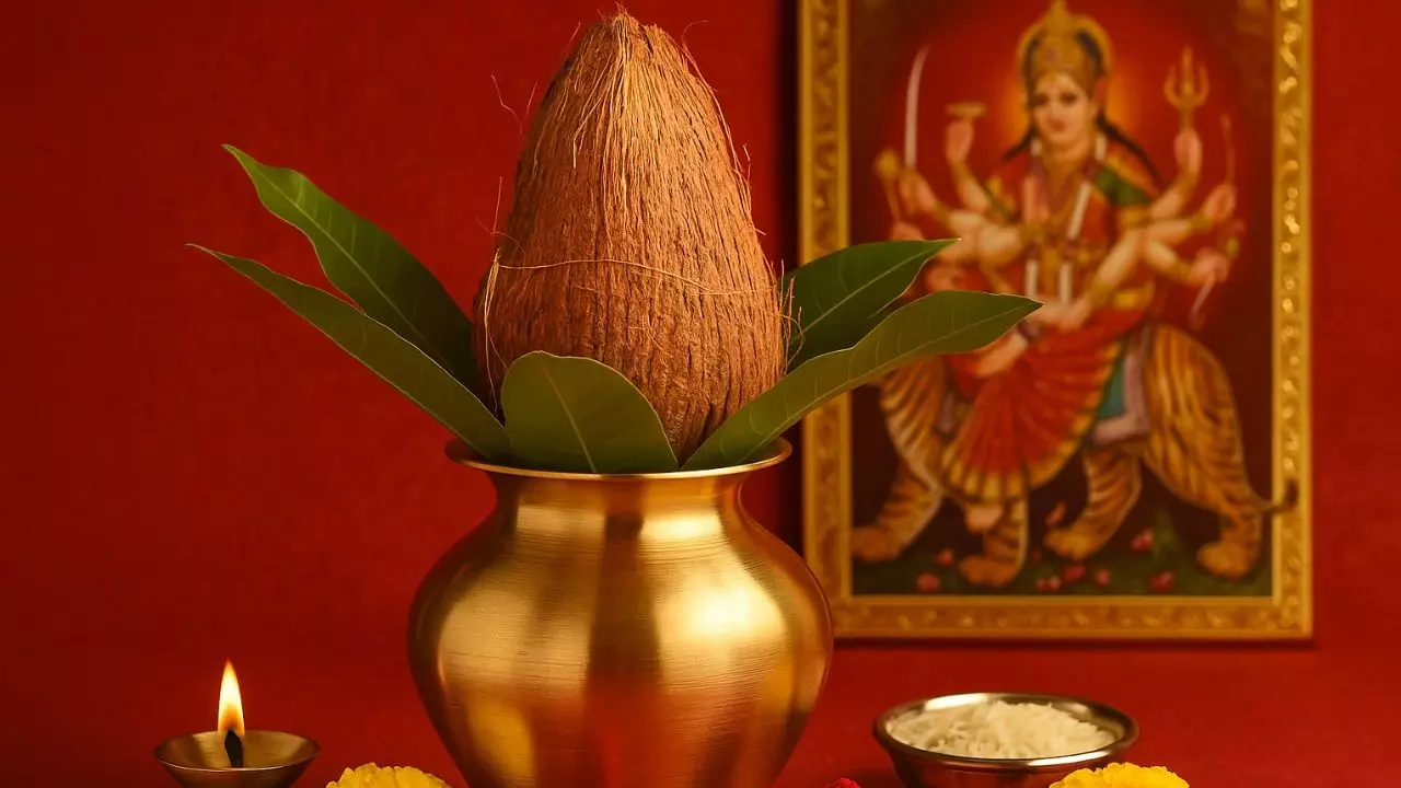 नवरात्रि पूजा में किस धातु का कलश रखना है शुभ? जानिए इससे जुड़ी खास बातें