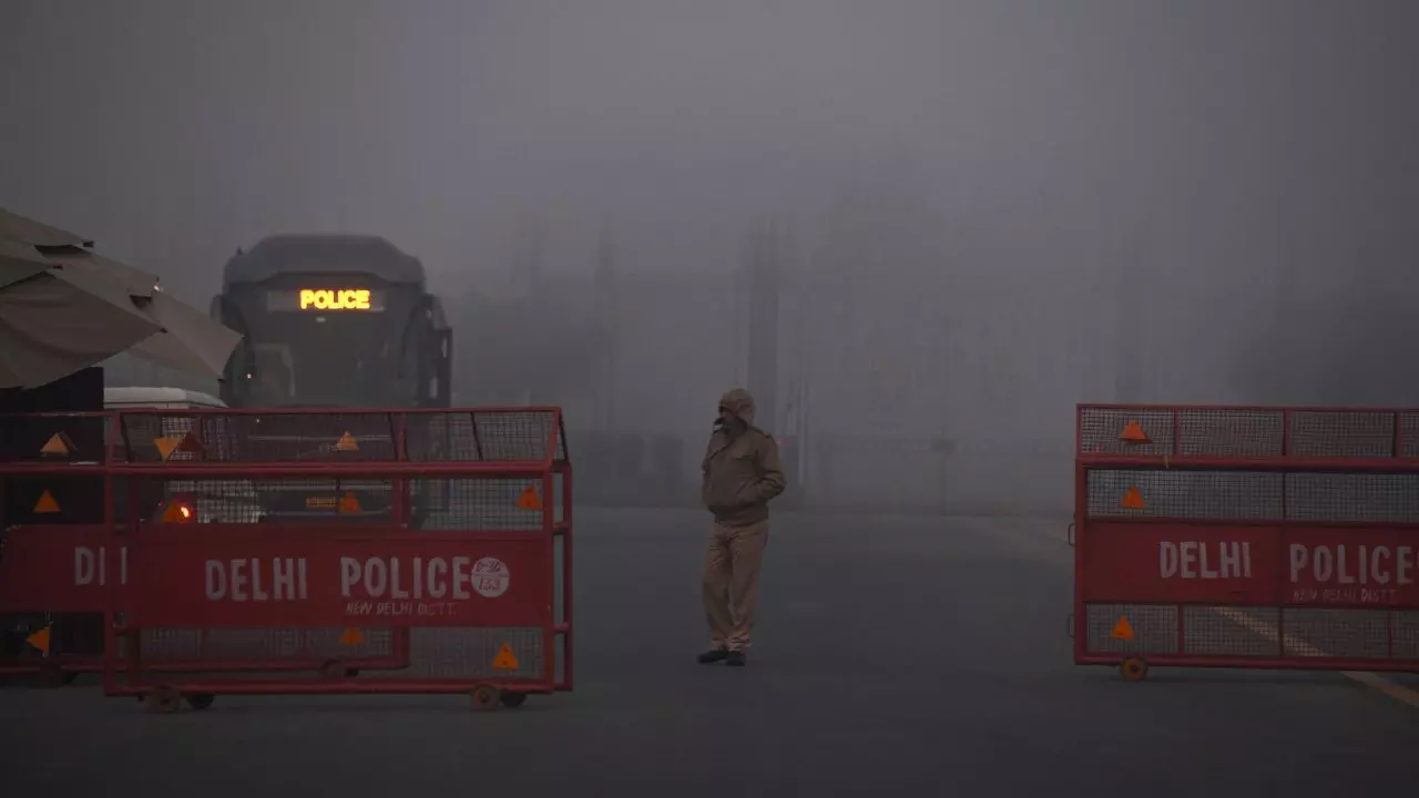 दिल्ली में तीन दिन तक हल्का कोहरा और स्मॉग, जम्मू-कश्मीर, हिमाचल और उत्तराखंड में बारिश की चेतावनी