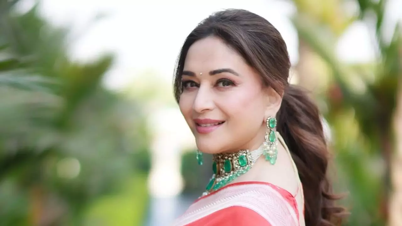 कनाडा के इवेंट में 3 घंटा लेट पहुंची Madhuri Dixit, भड़के फैंस कहा- एक्ट्रेस होंगी अपने लिए