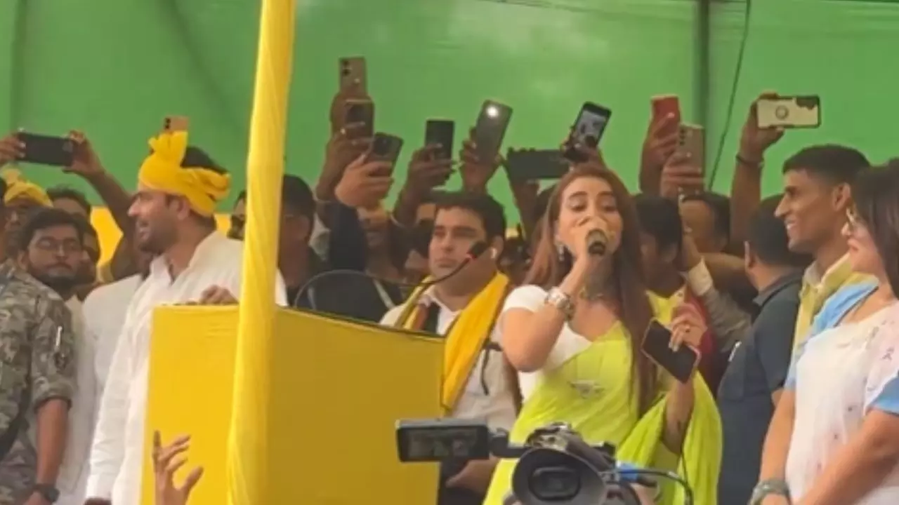 नेता बेजोड़ बाड़े हो...महुआ सीट पर हीरोइन का नशा! तेज प्रताप यादव के लिए अक्षरा सिंह और पाखी हेगड़े ने मांगे वोट- VIDEO