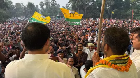 राघोपुर में क्या तेज प्रताप करेंगे खेला? भाई के गढ़ में दिखाया पावर शो, रैली में जुटी भारी भीड़ के बाद कयासों का बाजार गर्म राघोपुर में क्या तेज प्रताप करेंगे खेला? भाई के गढ़ में दिखाया पावर शो, रैली में जुटी भारी भीड़ के बाद कयासों का बाजार गर्म