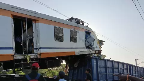 छत्तीसगढ़ के बिलासपुर में दिल दहला देने वाला हादसा! पैसेंजर और मालगाड़ी की आमने-सामने टक्कर, 6 लोगों के मौत की खबर- देखें Video छत्तीसगढ़ के बिलासपुर में दिल दहला देने वाला हादसा! पैसेंजर और मालगाड़ी की आमने-सामने टक्कर, 6 लोगों के मौत की खबर- देखें Video