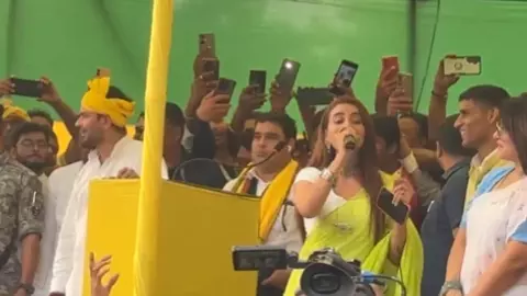 नेता बेजोड़ बाड़े हो...महुआ सीट पर हीरोइन का नशा! तेज प्रताप यादव के लिए अक्षरा सिंह और पाखी हेगड़े ने मांगे वोट- VIDEO नेता बेजोड़ बाड़े हो...महुआ सीट पर हीरोइन का नशा! तेज प्रताप यादव के लिए अक्षरा सिंह और पाखी हेगड़े ने मांगे वोट- VIDEO