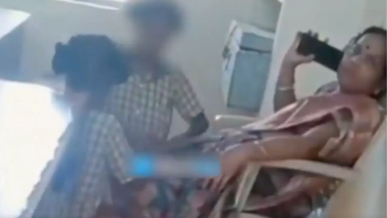 टीचर की शर्मनाक करतूत! पढ़ाने नहीं, पैर दबाने आई थी मैडम साहिबा? Video Viral होने पर उतर गई नवाबी