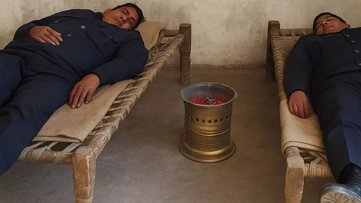 कितना खतरनाक है आग और हीटर जलाकर सोना? अंगीठी जलाकर सोए दो गार्ड की दम घुटने से मौत