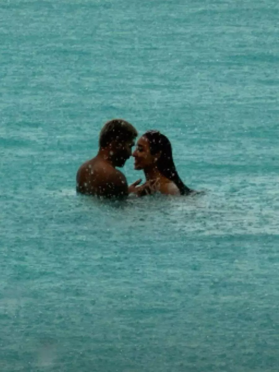 Mahieka संग समंदर में कोजी होते हुए Hardik Pandya की फोटोज वायरल