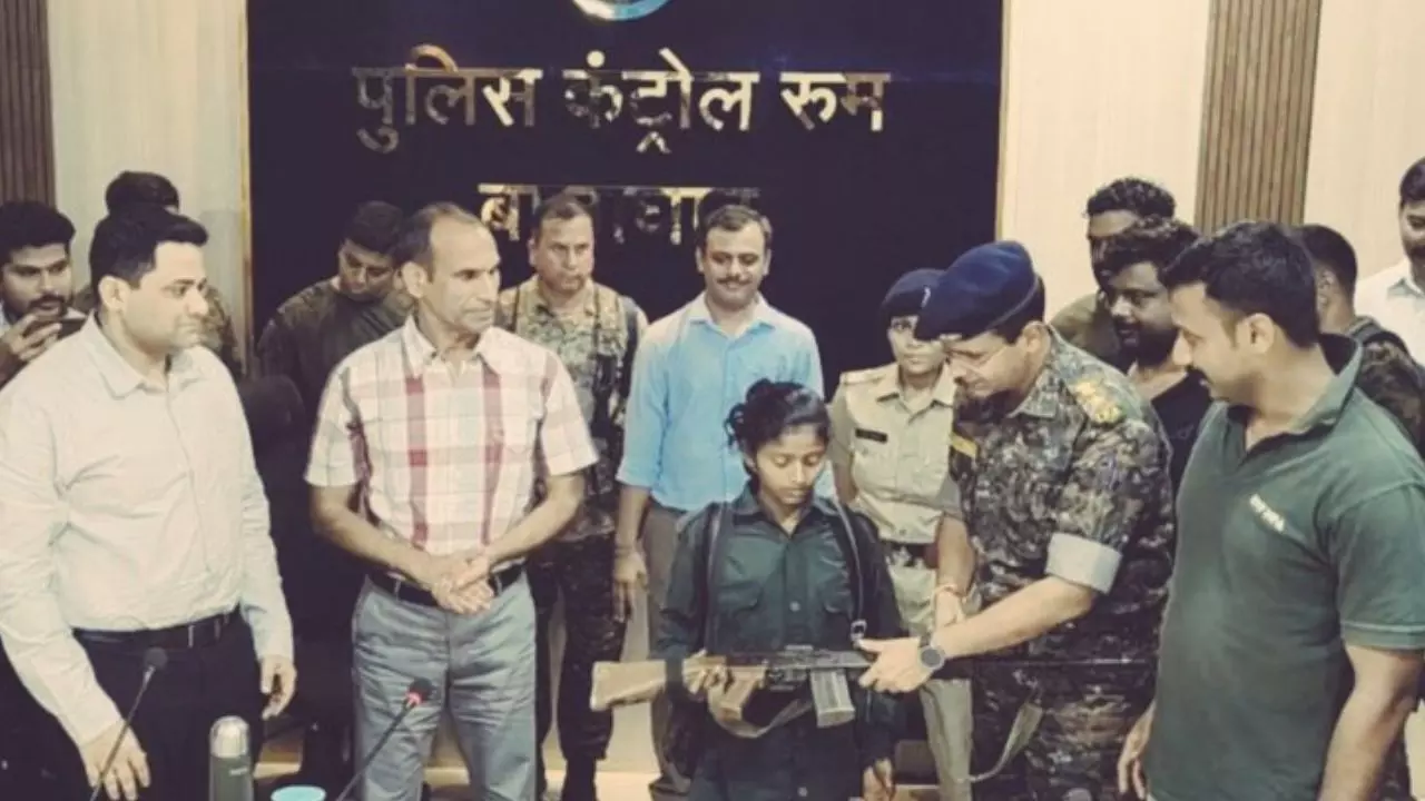 19 साल में नक्सलियों की पकड़ी राह... 14 लाख रुपये की इनामी नक्सली सुनीता ने पुलिस के सामने किया सरेंडर, जानें उसके बारे में