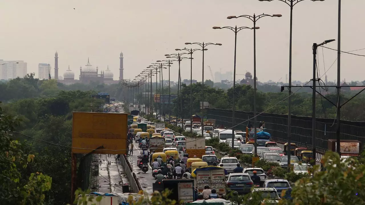 दिल्ली-एनसीआर में सुबह कोहरा, AQI 350 पार, हवा हुई जहरीली; कई राज्यों में बारिश ने बढ़ाई ठिठुरन