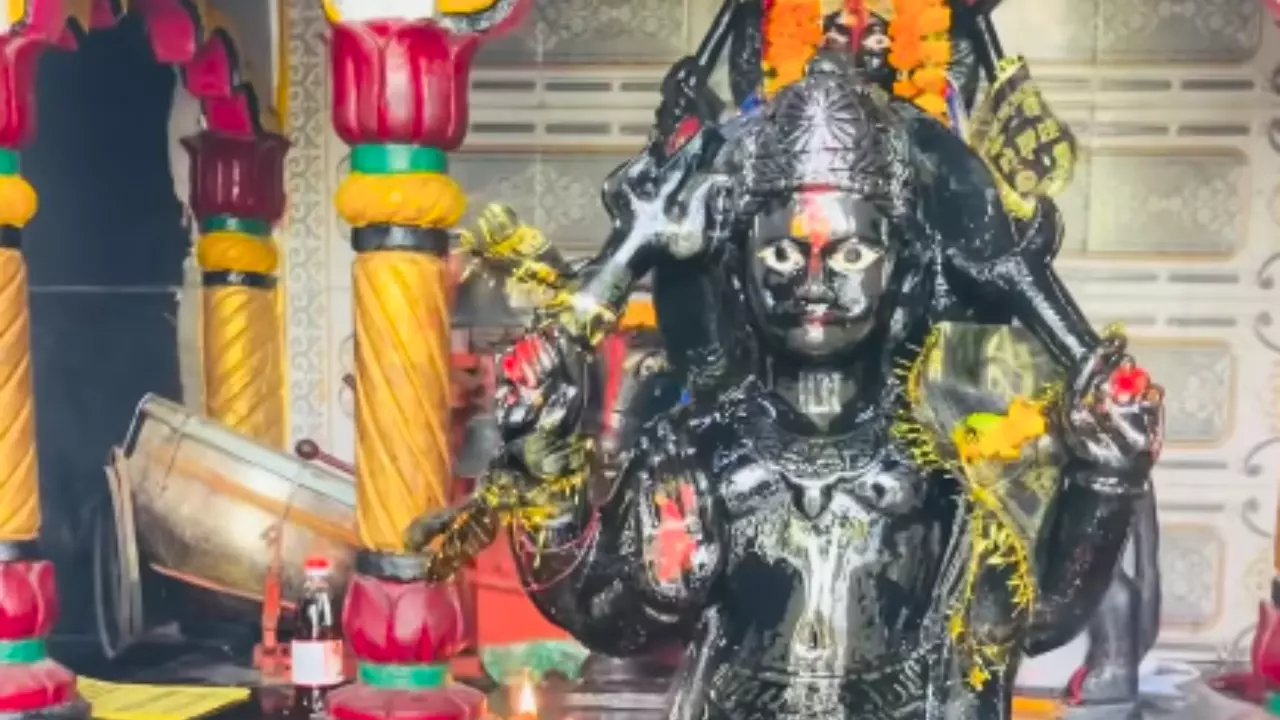 Shaniwar Ke Upay: शनिदेव की बरसेगी कृपा, कष्टों से मिलेगी मुक्ति, ये उपाय बनाएंगे मालामाल