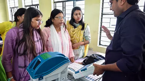 Bihar Election 2025 First Phase: पहले चरण में बेरोजगारी से बवाल या जाति के ताल पर पड़ेगा वोट? जानें आज का माहौल Bihar Election 2025 First Phase: पहले चरण में बेरोजगारी से बवाल या जाति के ताल पर पड़ेगा वोट? जानें आज का माहौल