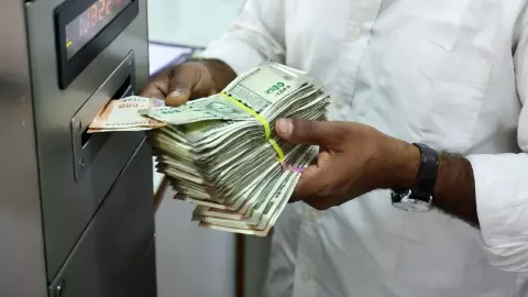 बैंक में डाली मोटी रकम, तो बुरे फंस सकते हैं आप? आ सकता है टैक्स नोटिस, एक्सपर्ट ने बताया नियम बैंक में डाली मोटी रकम, तो बुरे फंस सकते हैं आप? आ सकता है टैक्स नोटिस, एक्सपर्ट ने बताया नियम