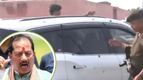 बिहार के लखीसराय में डिप्टी सीएम विजय सिन्हा की कार पर राजद समर्थकों ने फेंकी चप्पलें, मुर्दाबाद के नारे भी लगाए- VIDEO बिहार के लखीसराय में डिप्टी सीएम विजय सिन्हा की कार पर राजद समर्थकों ने फेंकी चप्पलें, मुर्दाबाद के नारे भी लगाए- VIDEO