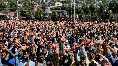 POK में नेपाल की तरह बगावत? फायरिंग के बाद जेन Z का हिंसक प्रदर्शन, छात्रों ने सरकार-सेना के खिलाफ खोला मोर्चा POK में नेपाल की तरह बगावत? फायरिंग के बाद जेन Z का हिंसक प्रदर्शन, छात्रों ने सरकार-सेना के खिलाफ खोला मोर्चा