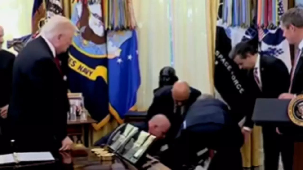 व्हाइट हाउस में हेल्थ शॉक! वजन घटाने की दवा पर बोलते-बोलते फार्मा अधिकारी हुए बेहोश, देखते रहे गए ट्रंप- VIDEO