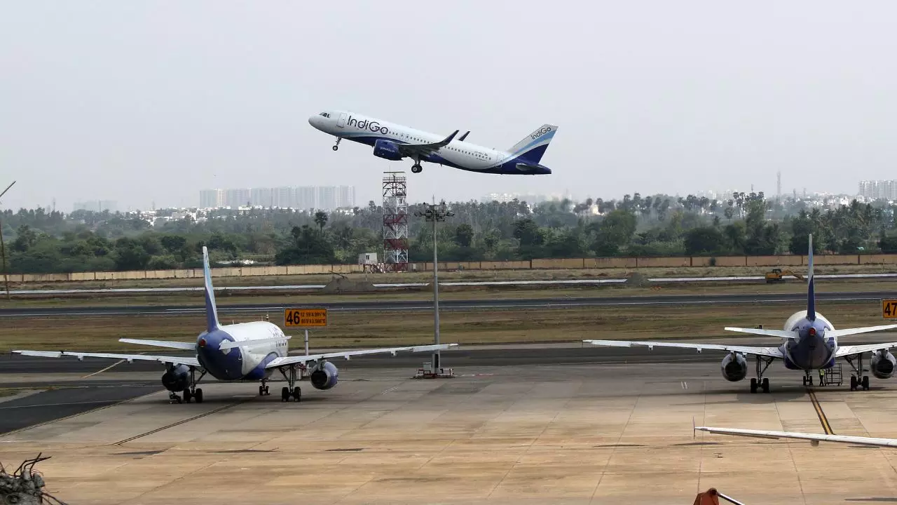 दिल्ली एयरपोर्ट पर टेक्निकल गड़बड़ी से हड़कंप, 400 से ज़्यादा उड़ानें लेट - यात्रियों के लिए नई एडवाइजरी जारी