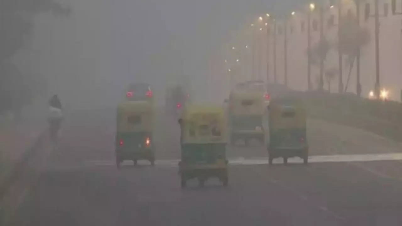 दिल्ली में तापमान में 10 से 14 डिग्री की गिरावट, सर्द हवाओं से बढ़ी ठिठुरन; जानें अन्य राज्यों का हाल