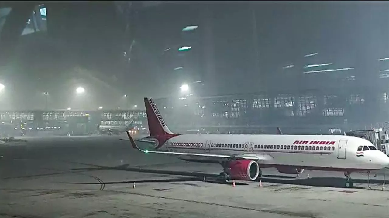 यात्रीगण कृपया ध्यान दें...दिल्ली एयरपोर्ट पर एटीसी सिस्टम फेल, 150 से अधिक उड़ानें प्रभावित- यात्रियों में मचा हड़कंप