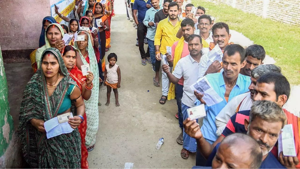 बिहार चुनाव: पहले चरण में बंपर वोटिंग देख चुनाव आयोग खुश, फिर राजनीति के चाणक्यों के दिल की धड़कनें तेज क्यों हो गईं?