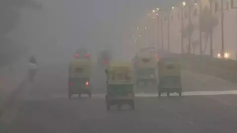 दिल्ली में तापमान में 10 से 14 डिग्री की गिरावट, सर्द हवाओं से बढ़ी ठिठुरन; जानें अन्य राज्यों का हाल दिल्ली में तापमान में 10 से 14 डिग्री की गिरावट, सर्द हवाओं से बढ़ी ठिठुरन; जानें अन्य राज्यों का हाल