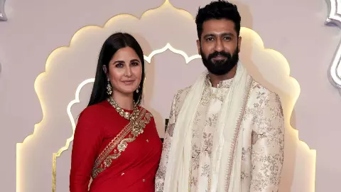 Katrina Kaif और Vicky Kaushal के घर आया बेबी बॉय, सोशल मीडिया पर पोस्ट शेयर कर दी खुशखबरी Katrina Kaif और Vicky Kaushal के घर आया बेबी बॉय, सोशल मीडिया पर पोस्ट शेयर कर दी खुशखबरी