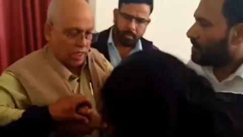 तुम कहीं से भी हो... सरकारी अफसर ने छीन लिया महिला पत्रकार का फोन, झड़प का VIDEO वायरल तुम कहीं से भी हो... सरकारी अफसर ने छीन लिया महिला पत्रकार का फोन, झड़प का VIDEO वायरल