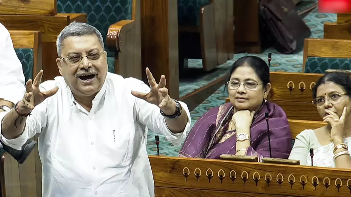 TMC सांसद कल्याण बनर्जी के खाते से 57 लाख रुपये कैसे हुए गायब? जानिए अब तक मामले में क्या कुछ हुआ