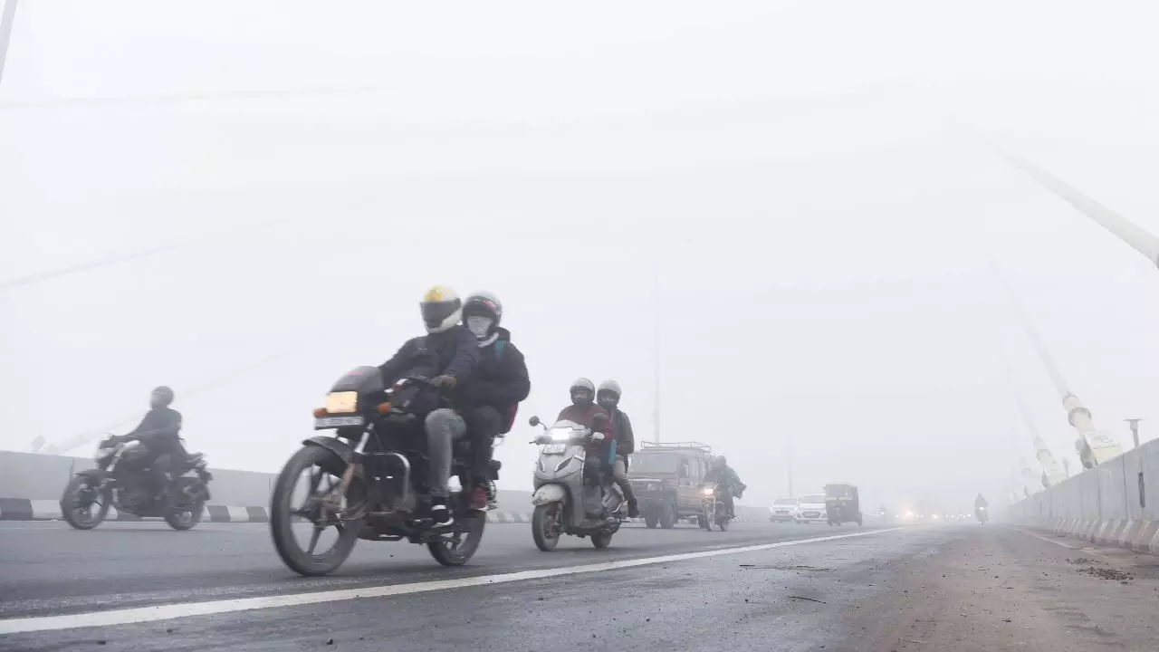 बर्फीली हवाओं के चलते दिल्ली-NCR, हरियाणा, पंजाब, राजस्थान, यूपी और बिहार में सर्दी बढ़ी; केरल में तेज बारिश की चेतावनी
