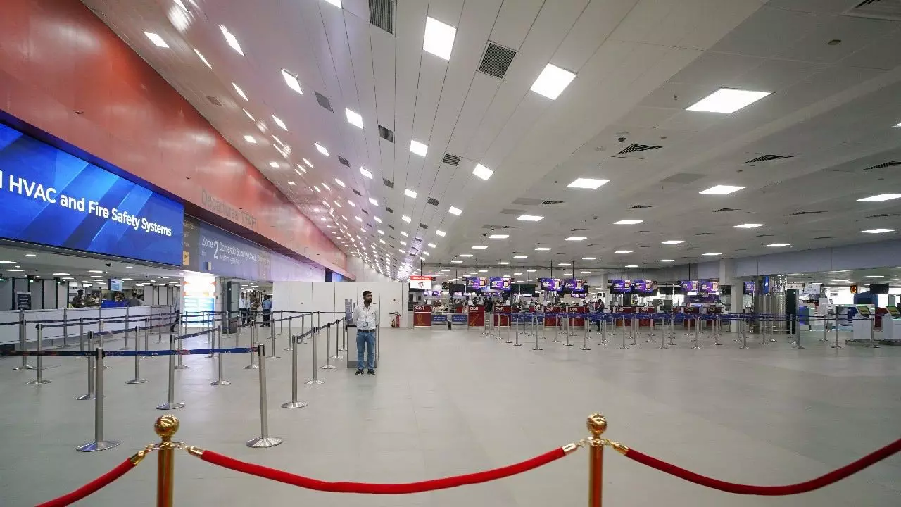 दिल्ली एयरपोर्ट पर 15 घंटे तक आखिर कैसे ठहर गईं 700 से ज्‍यादा उड़ानें? AAI ने बताई पूरी सच्चाई