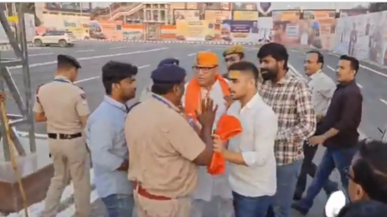 विधायक बनाम अफसर! बनारस स्टेशन पर भिड़े BJP MLA और CO, गुस्से में बोले– ये कौन होता है रोकने वाला? Video Viral