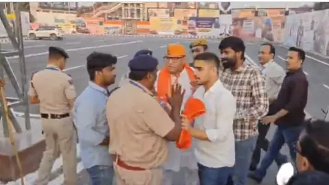 विधायक बनाम अफसर! बनारस स्टेशन पर भिड़े BJP MLA और CO, गुस्से में बोले– ये कौन होता है रोकने वाला? Video Viral