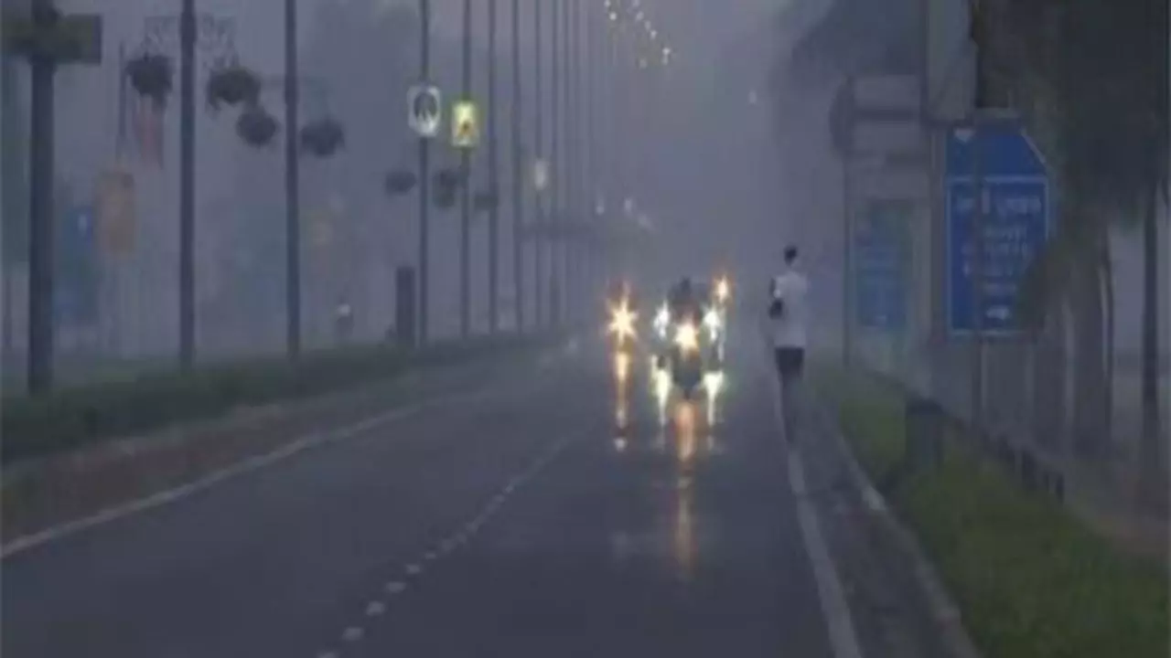 दिल्ली-एनसीआर की जहरीली हवा से बिगड़े हालात, पहाड़ों पर लगातार हो रही बर्फबारी; जानें अन्य राज्यों का हाल