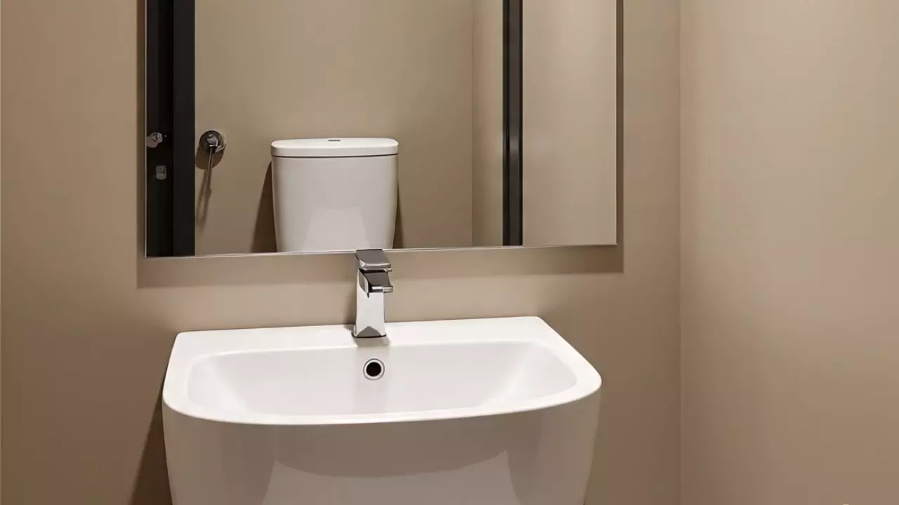 टॉयलेट में लगे शीशे के सामने ज्यादा समय बिता रहे बच्चे, प्रिंसिपल ने हटवाने का दिया आदेश