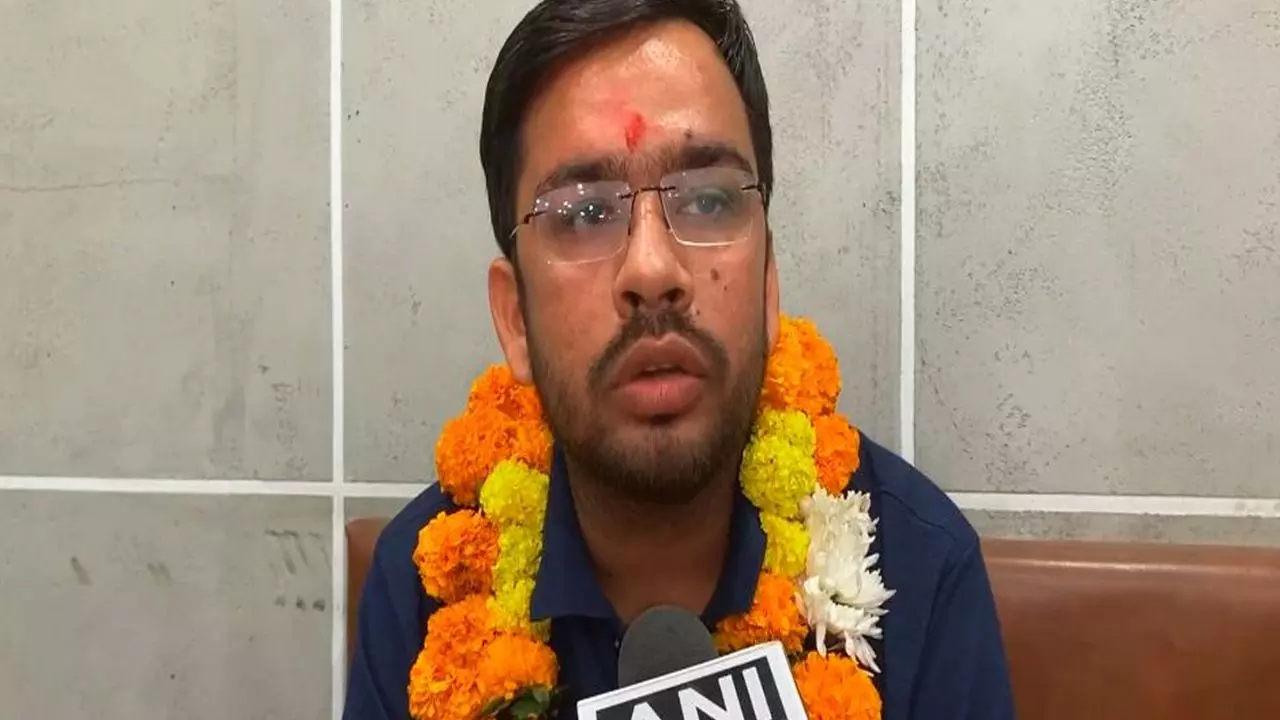 पैसों की तंगी, घर की जिम्मेदारी... MPPSC  2023 परीक्षा में टॉपर बना किसान का बेटा, जानें अजित कुमार मिश्रा के बारे में