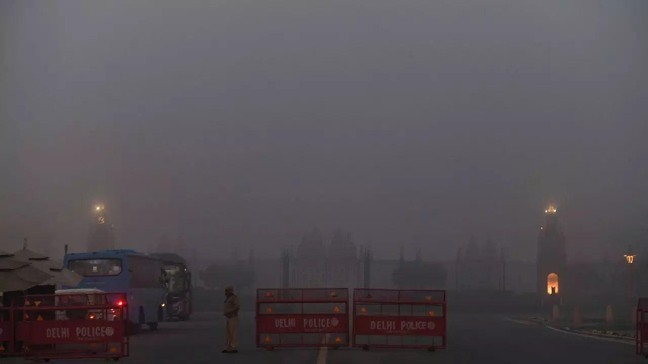 12 डिग्री तक पहुंचेगा दिल्ली में तापमान, चलेगी इन राज्यों में शीत लहर; बर्फबारी ने बढ़ाई हिमाचल-उत्तराखंड में बढ़ाई ठंड