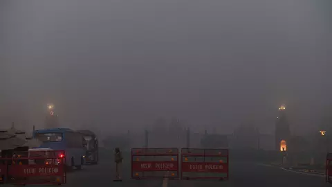 12 डिग्री तक पहुंचेगा दिल्ली में तापमान, चलेगी इन राज्यों में शीत लहर; बर्फबारी ने बढ़ाई हिमाचल-उत्तराखंड में बढ़ाई ठंड