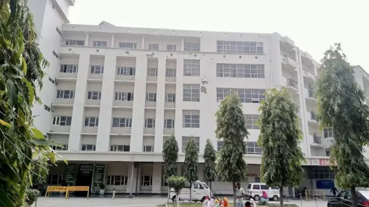 दिल्ली बम धमाके के मामले में अल-फलाह यूनिवर्सिटी पर बड़ा ऐक्शन, AIU सदस्यता रद्द, लोगो हटाने के आदेश