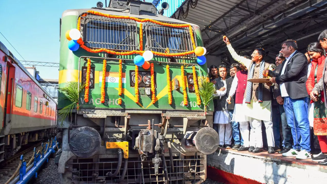 ट्रेन से Maha Kumbh मेला जाने वालों को नहीं होगी कोई परेशानी, रेलवे की यह पहल बनेगी मददगार