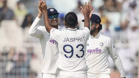 IND vs SA: बौना भी तो है ये... टेम्बा बावुमा पर Jasprit Bumrah का  स्टंप माइक कमेंट वायरल, सोशल मीडिया में मचा हल्ला