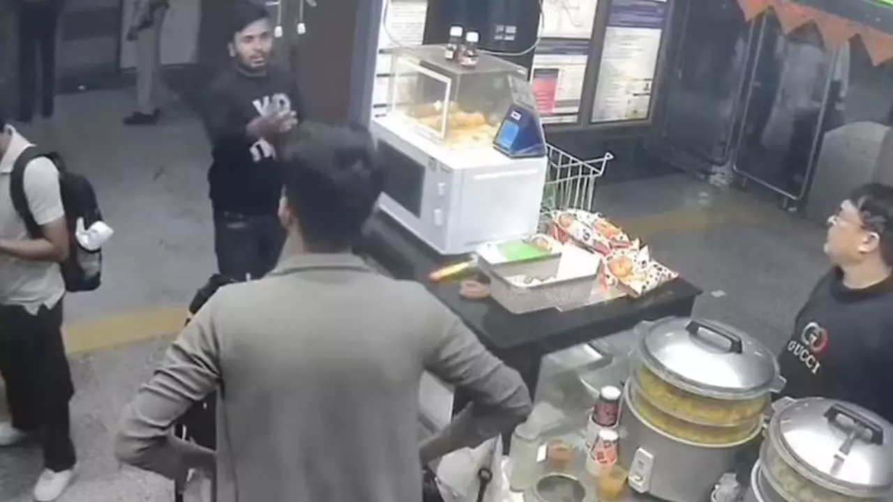 लाल किला के पास धमाके के बाद 40 फीट नीचे तक हिली थी जमीन, मेट्रो स्टेशन के अंदर भूकंप समझकर घबरा गए थे लोग | Video Viral