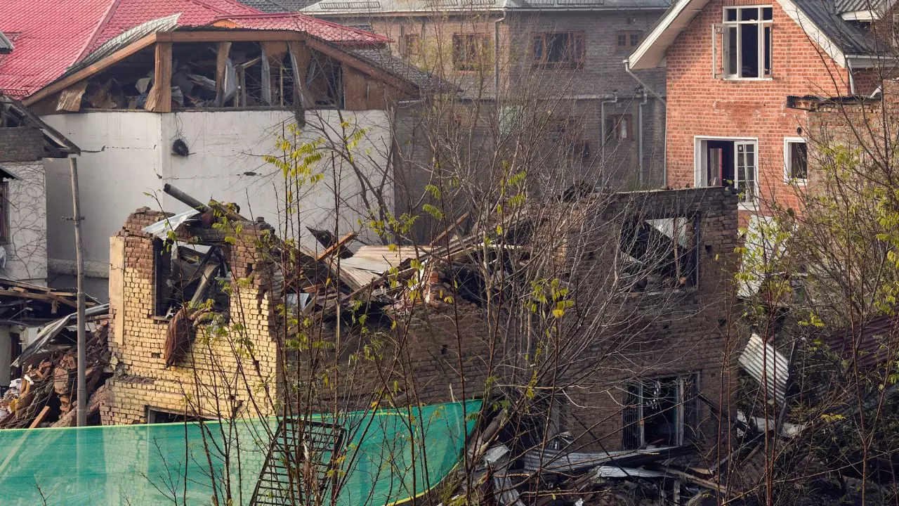 Nowgam Blast: विस्फोट में 9 मौतें, 32 घायल, फारुख अब्दुल्लाह ने उठाया बड़ा सवाल, जानें मामले में अब तक क्या हुआ