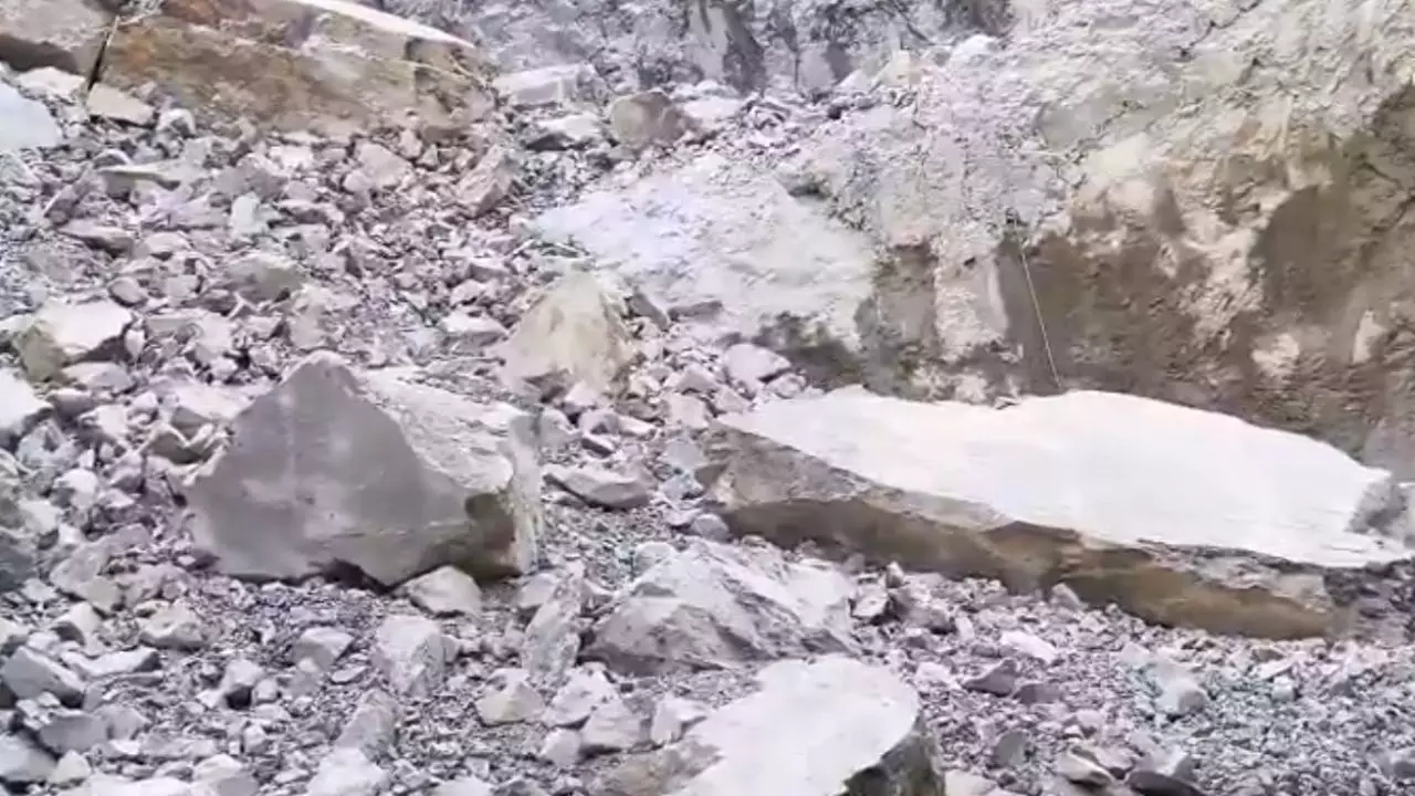 सोनभद्र की खदान में बड़ा हादसा: 15 मजदूरों के मलबे में दबे होने की आशंका, रेस्क्यू जारी- चश्मदीद ने बताई हादसे की वजह- Video