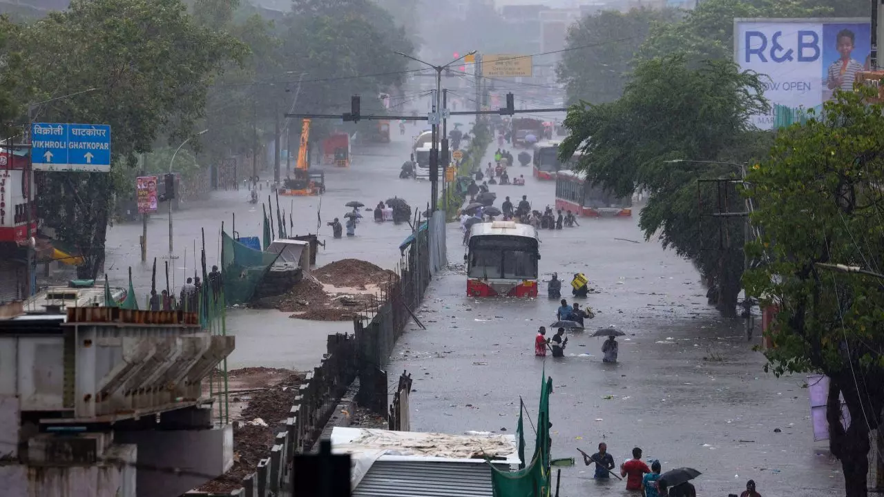 मुंबई में बारिश बनी आफत 107 साल का टूटा रिकॉर्ड, दिल्ली-NCR में अगले तीन दिन उमस भरी गर्मी का अलर्ट