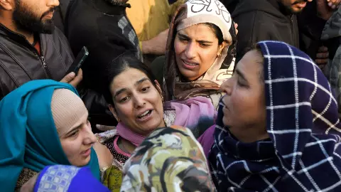 पापा, मत जाइए... बेटी के मुंह से ये सुनने के बाद भी गया था दर्जी, नौगांव थाने में भयानक विस्फोट से हुई मौत पापा, मत जाइए... बेटी के मुंह से ये सुनने के बाद भी गया था दर्जी, नौगांव थाने में भयानक विस्फोट से हुई मौत