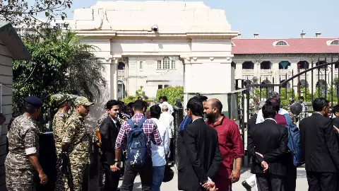 पहले लें तलाक, फिर मांगें लिव-इन में रहने के लिए सुरक्षा, शादीशुदा महिला की याचिका पर इलाहाबाद HC कोर्ट की सख्त टिप्पणी पहले लें तलाक, फिर मांगें लिव-इन में रहने के लिए सुरक्षा, शादीशुदा महिला की याचिका पर इलाहाबाद HC कोर्ट की सख्त टिप्पणी