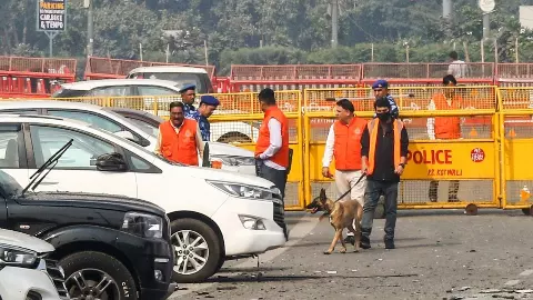 Delhi Blast: घटनास्थल से मिले 9mm कारतूस, हथियार गायब; आखिर वहां कैसे पहुंची ये गोलियां? Delhi Blast: घटनास्थल से मिले 9mm कारतूस, हथियार गायब; आखिर वहां कैसे पहुंची ये गोलियां?