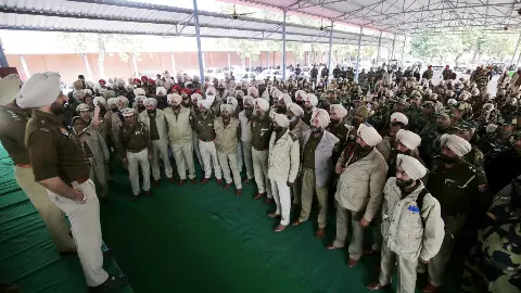 एक सप्ताह के अंदर 2 SSP सस्पेंड... गैंगस्टर्स के खिलाफ एक्शन न लेना पड़ा भारी, उपचुनाव से क्या है कनेक्शन? एक सप्ताह के अंदर 2 SSP सस्पेंड... गैंगस्टर्स के खिलाफ एक्शन न लेना पड़ा भारी, उपचुनाव से क्या है कनेक्शन?
