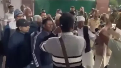 संजय यादव मुर्दाबाद...हरियाणा जाओ; बिहार चुनाव हार के बाद RJD में बवाल! राबड़ी आवास पर संजय के खिलाफ जोरदार नारेबाजी- Video संजय यादव मुर्दाबाद...हरियाणा जाओ; बिहार चुनाव हार के बाद RJD में बवाल! राबड़ी आवास पर संजय के खिलाफ जोरदार नारेबाजी- Video