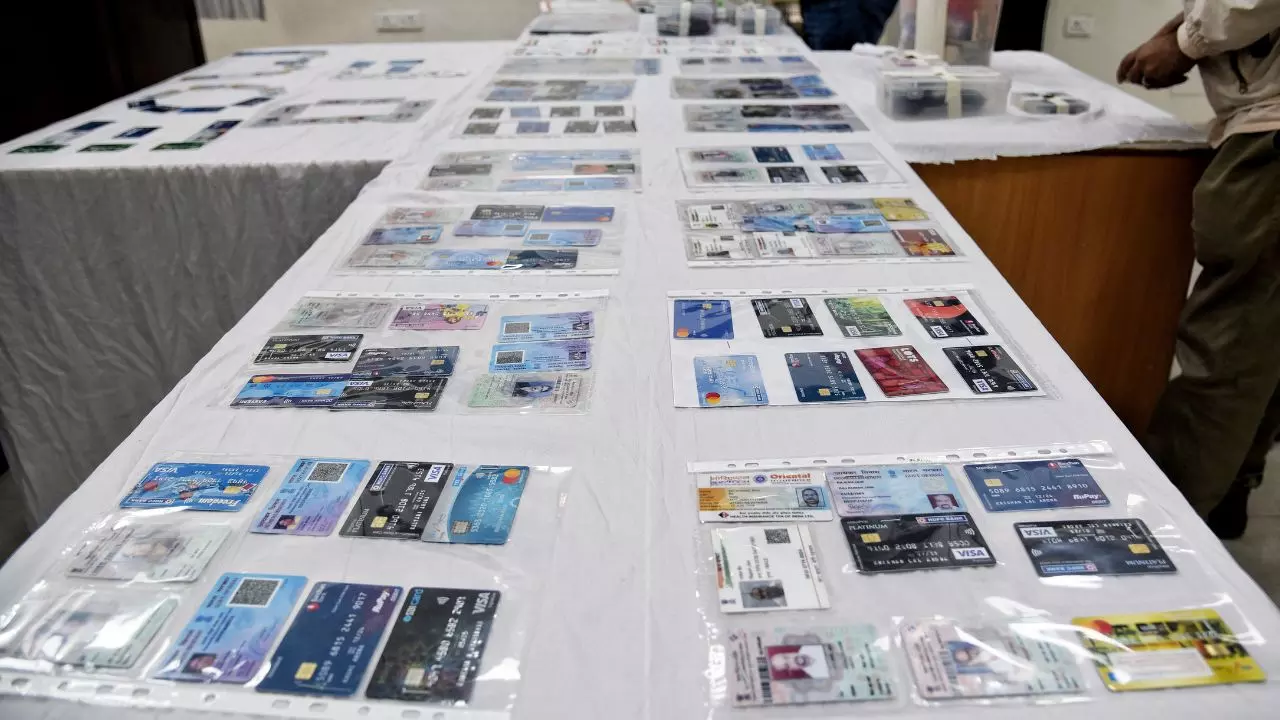 अगर आपके पास भी हैं दो पैन कार्ड तो आपको भी आजम खान की तरह हो सकती है जेल, जानें क्या हैं नियम और कैसे बचें