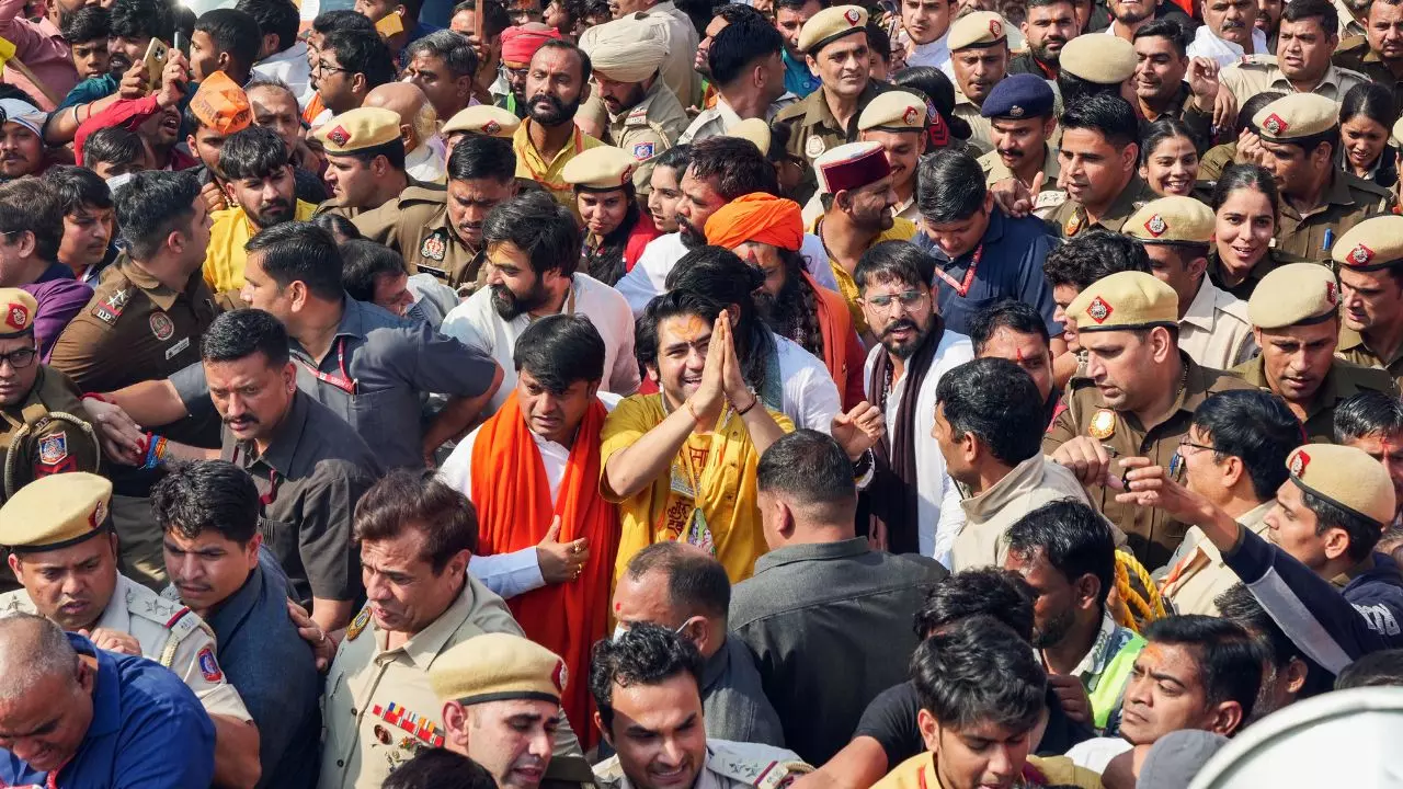 धीरेंद्र शास्‍त्री की यात्रा में घोटाले के आरोपी और अश्‍लील कंटेंट बनाने वाले क्‍यों हो रहे शामिल, सोशल पर हो रहा हल्‍ला