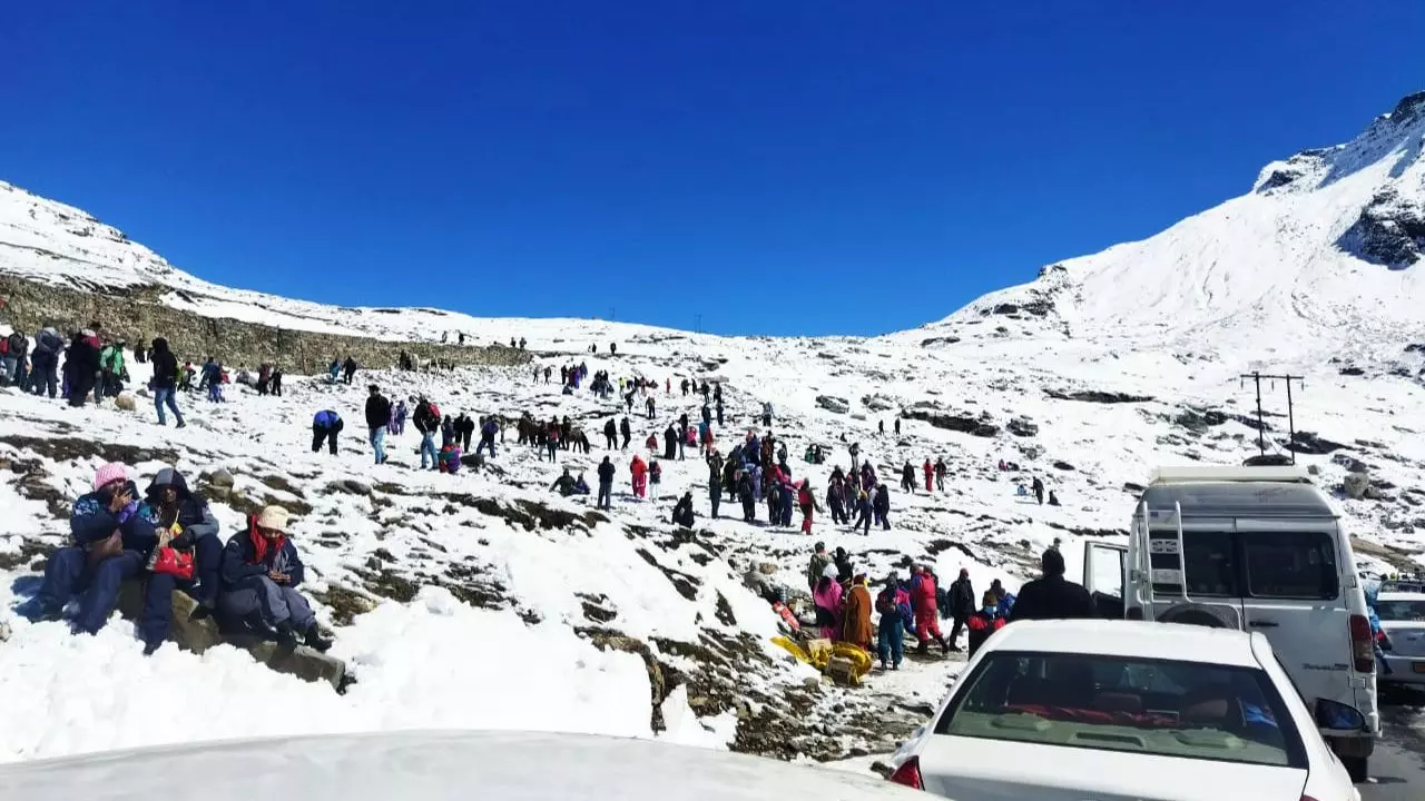 औली से लेकर सिंथन टॉप कश्मीर तक, फैमिली और बच्चों के साथ पहले स्नोफॉल का जादू देखने के लिए ये हैं बेस्ट 9 जगहें!